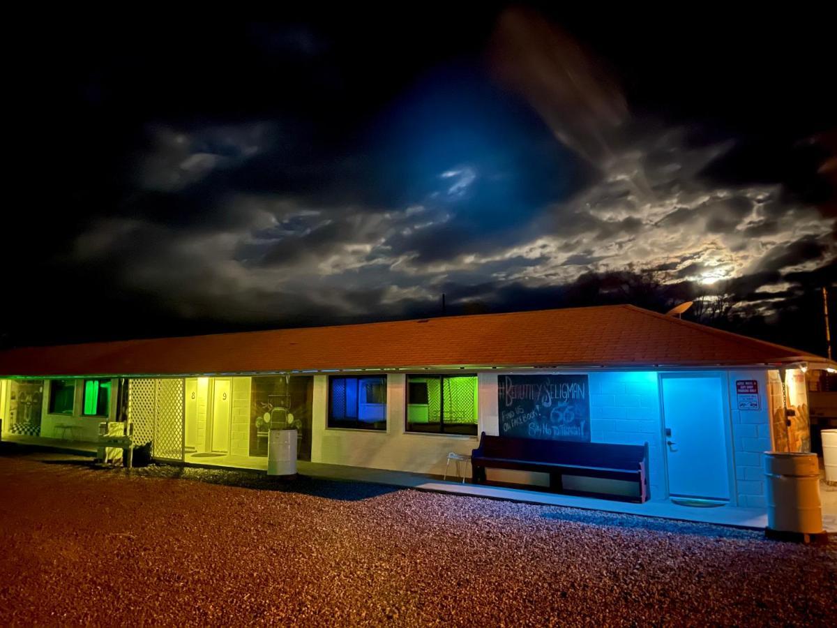 The Aztec Motel & Creative Space Seligman Exterior photo
